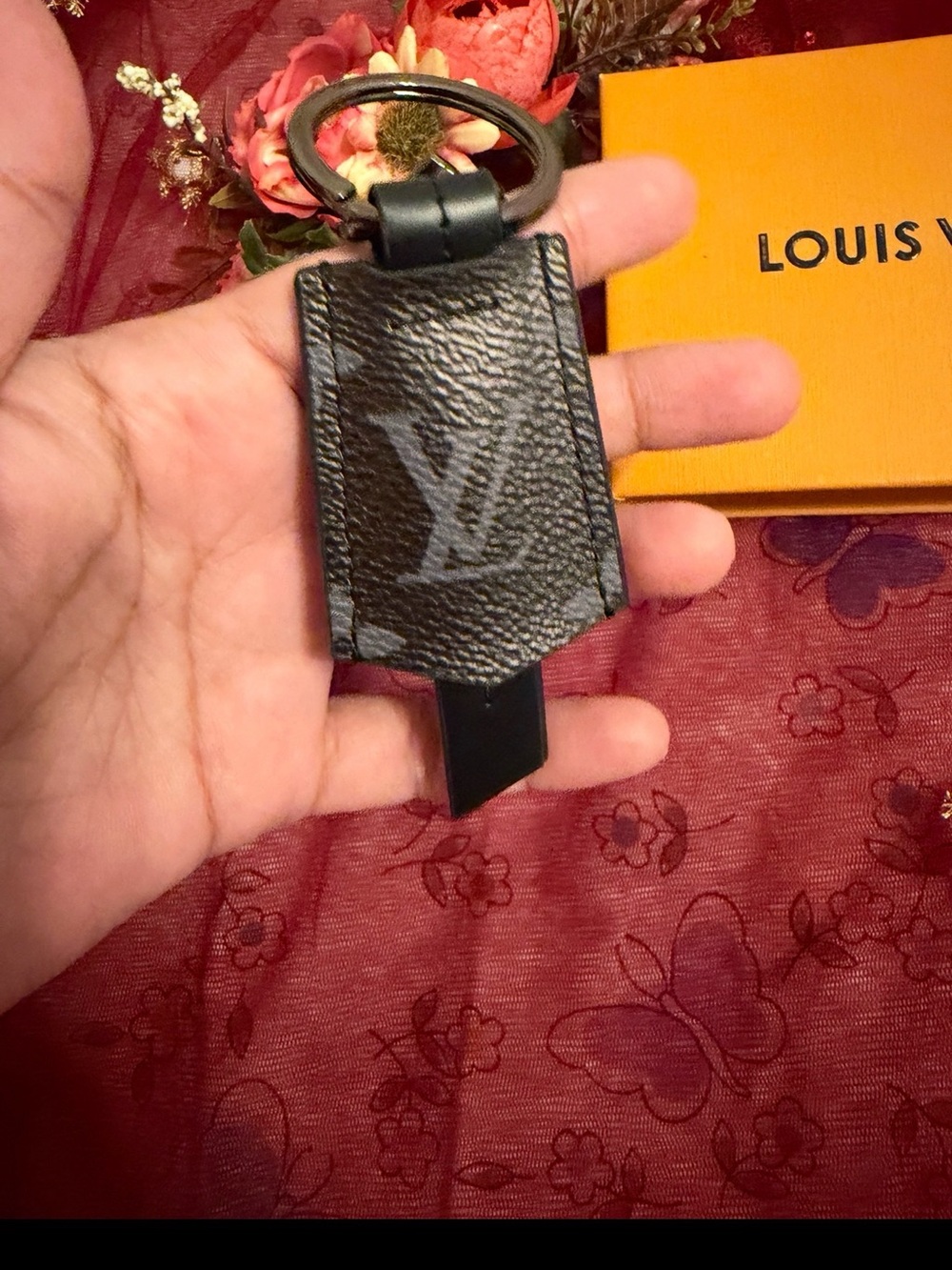 LBlack Leather Keychain with LV Logo - Picture 2 of 3